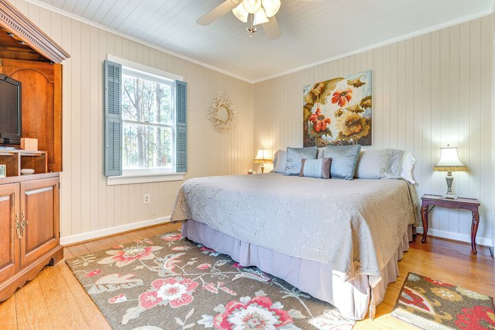 Secluded Hamilton Cabin Retreat w / Private Lake!
