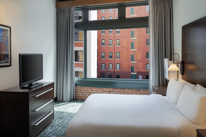 Room 42 of 100