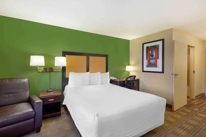 Room 25 of 28