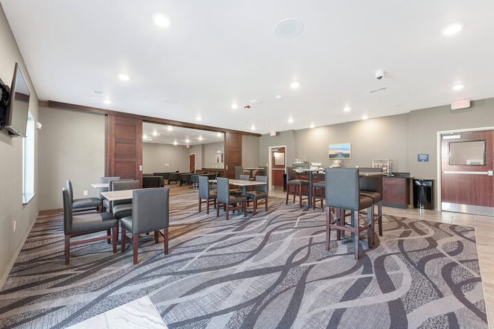 Cobblestone Hotel & Suites - Urbana
