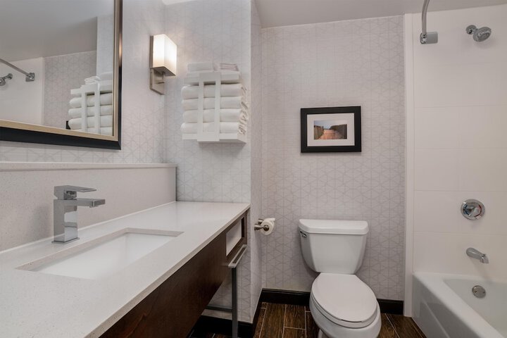 Hampton Inn & Suites Rockville Centre
