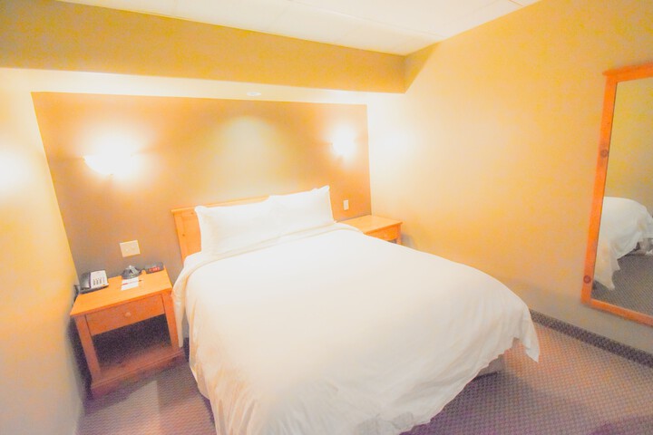 Room 28 of 35