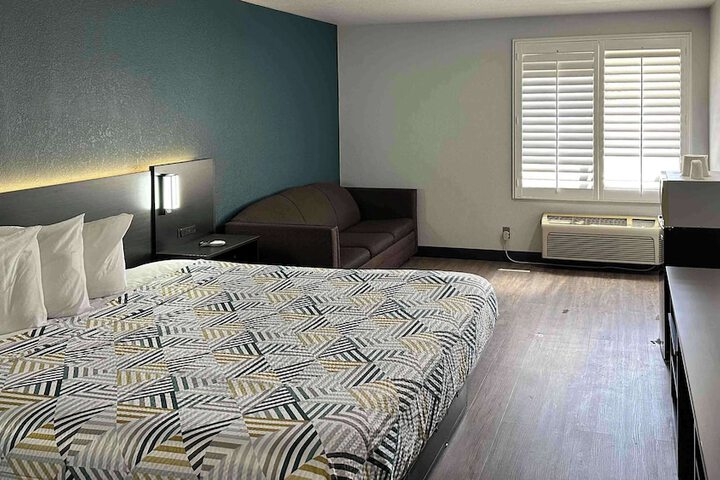 Room 9 of 18