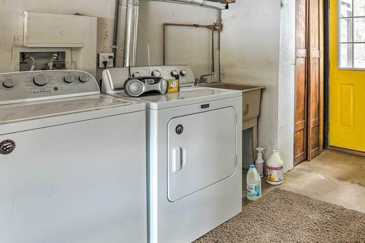 Scenic Woodland Park Cottage w / Deck + Grill!