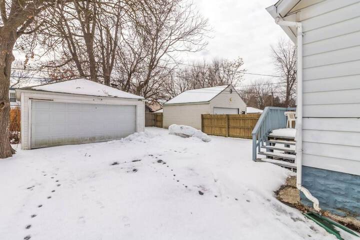 Automaniac Spot in the Heart of Pontiac 3 Beds 2 Baths