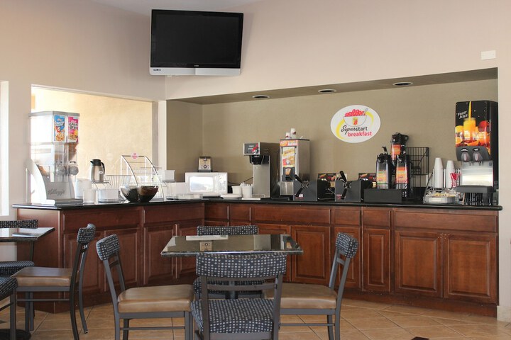 Super 8 by Wyndham Salinas