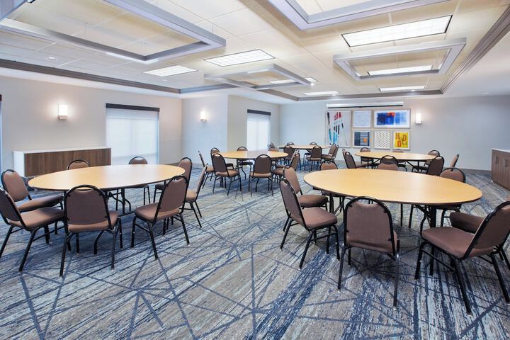 Holiday Inn Express & Suites Milwaukee Nw Park Place by IHG