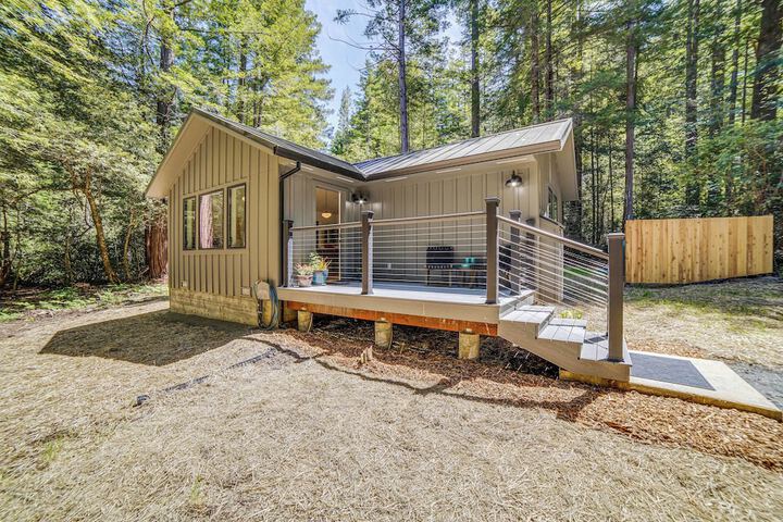 Peaceful Mendocino Cottage Surrounded by Redwoods