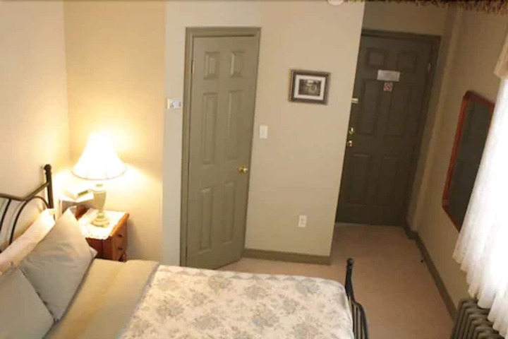 Room 152 of 183