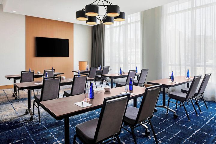 The Oaklander Hotel Autograph Collection