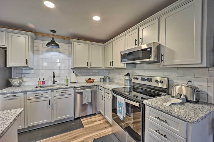 1 Mi to Skiing: Beech Mountain Condo w / Fireplace!
