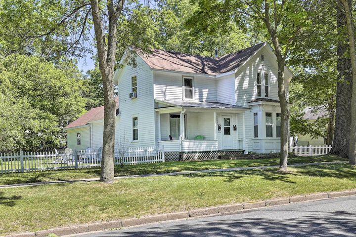 Family-friendly Menomonie Retreat: Walk to Town!