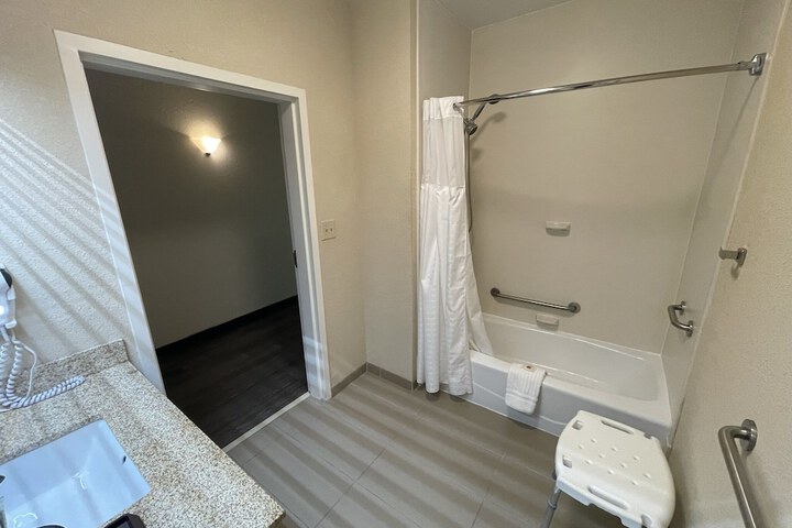 Room 36 of 141