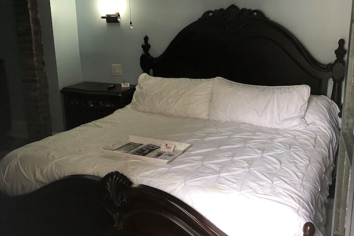 Room 7 of 10