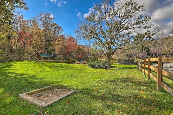 Stunning Fletcher Home: Hot Tub + Fire Pit!