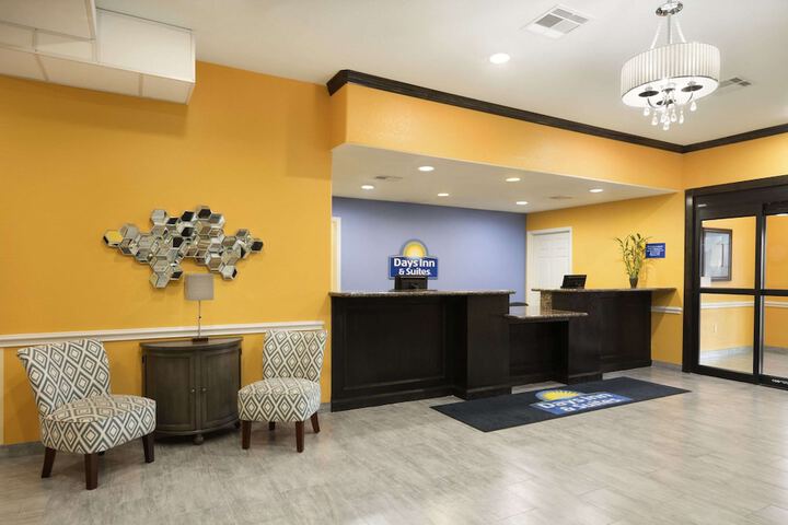 Days Inn & Suites by Wyndham Galveston West / Seawall