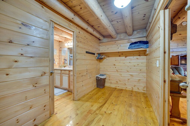 Secluded Broken Bow Cabin w / Fire Pit and Deck!