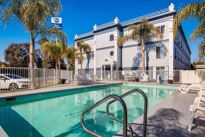 Best Western Colonial Inn