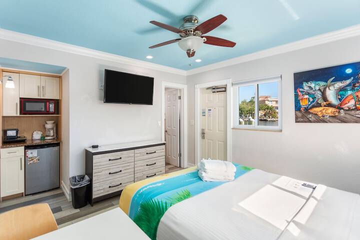Bay Palms Waterfront Resort - Hotel and Marina