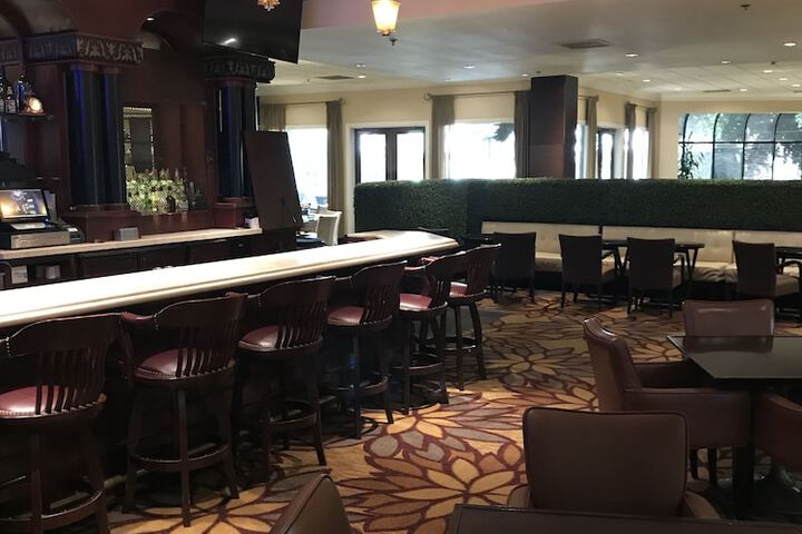 Lounge 74 of 93