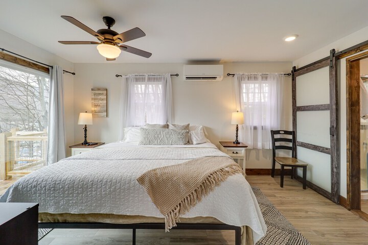 Hilltop Hideaway w / Scenic Views & Hot Tub!