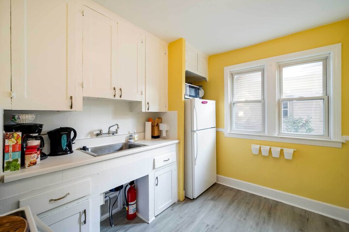 Ferndale Apartment w / Yard - Near the Detroit Zoo!