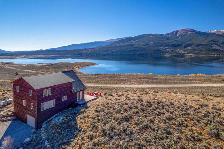Breathtaking Views: Twin Lakes Retreat w / Deck