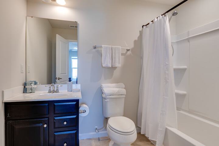Spacious Home w / Fireplace - Near Golf!