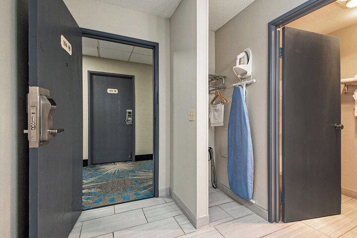 Days Inn & Suites by Wyndham Mt. Pleasant