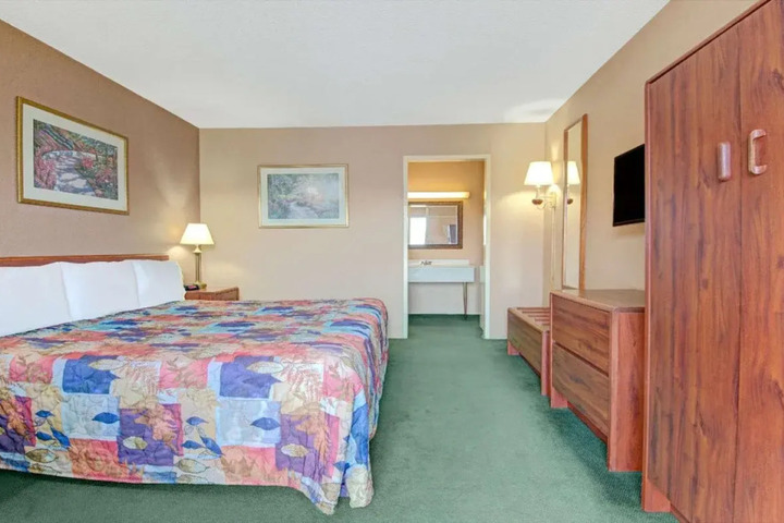 KNIGHTS INN WHEELING