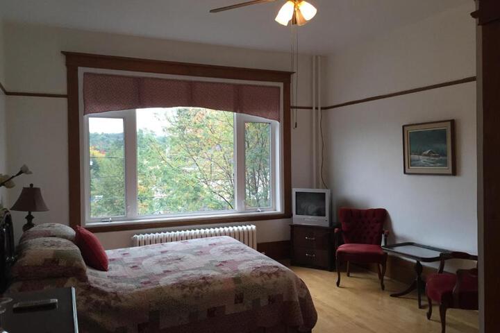 Le Petit Château Montebello B & B