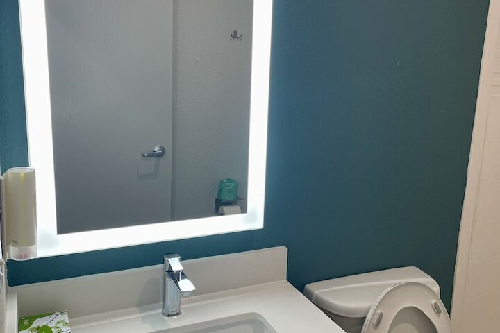 Room 8 of 10