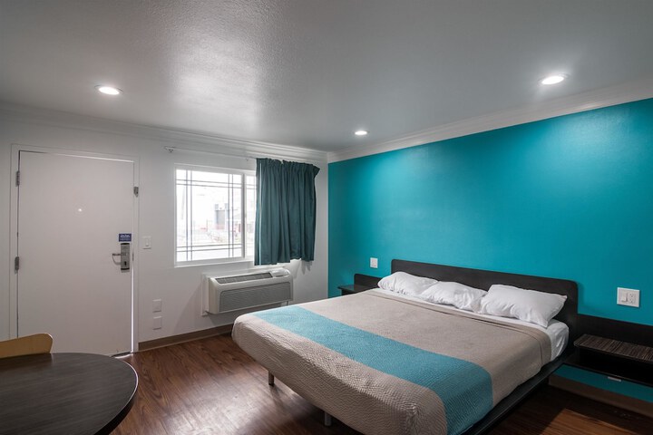 Room 32 of 37