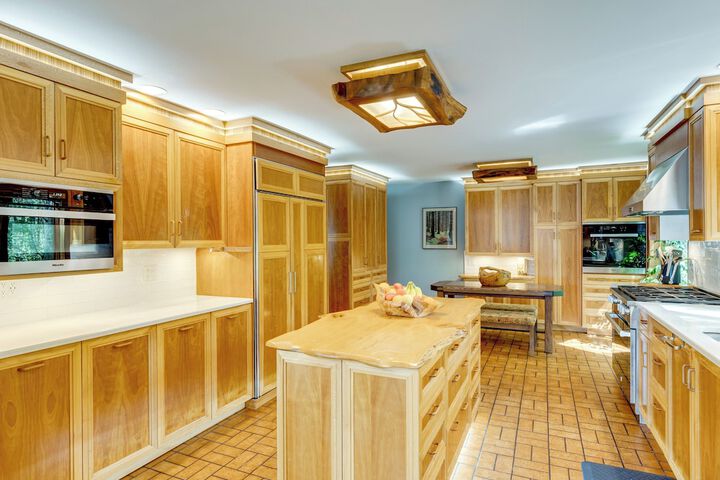 Luxe Poconos Pines Home w / Beach + Amenities!
