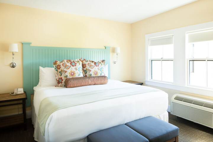 The Colonial Inn