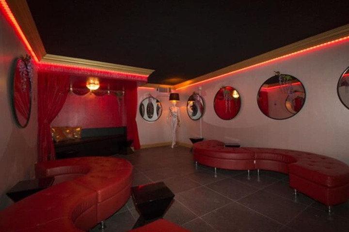 Lounge 33 of 38