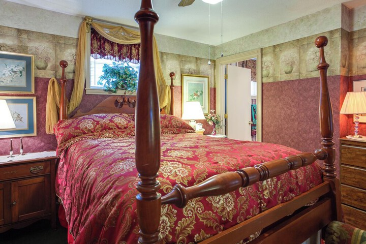 Large & Private Guest House Apt w / Patio + Views!