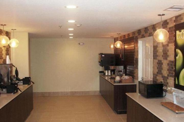 La Quinta Inn & Suites by Wyndham Mathis