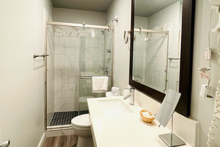 Tides Inn & Suites