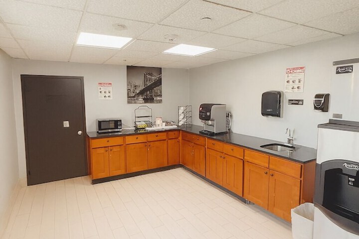 The Floral Park Motor Lodge