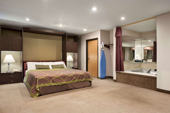 Room 14 of 16