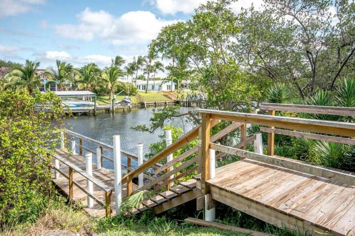 Waterfront corner 2 / 1 Apt