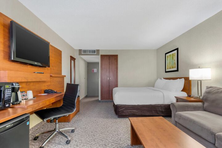 Clarion Hotel & Suites