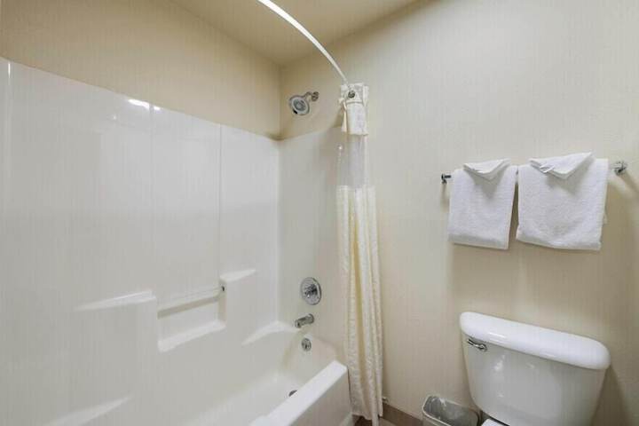 Pinedale Hotel & Suites