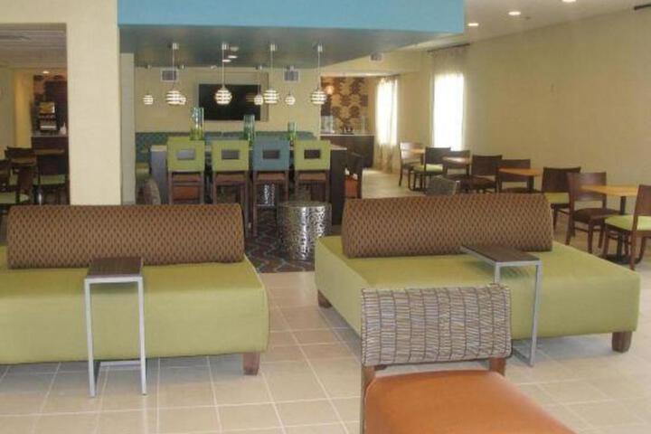 La Quinta Inn & Suites by Wyndham Mathis
