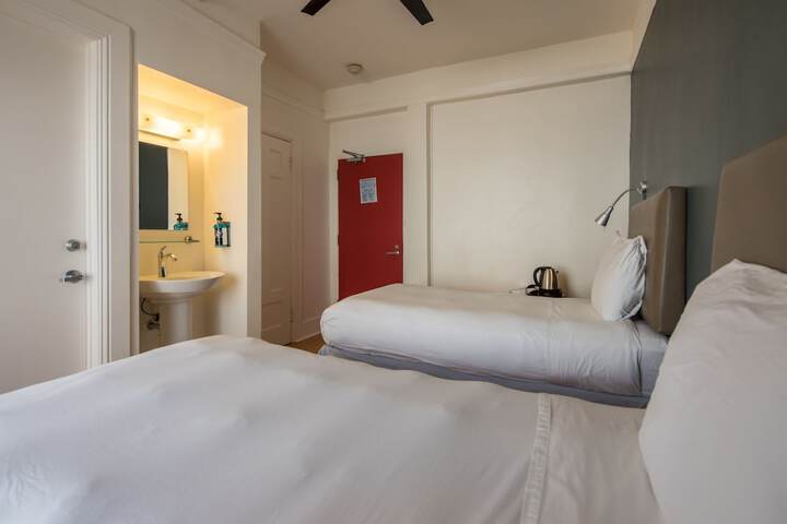 Room 15 of 40