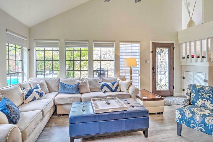 Horseshoe Bay Townhome w / Patio & Outdoor Pool!