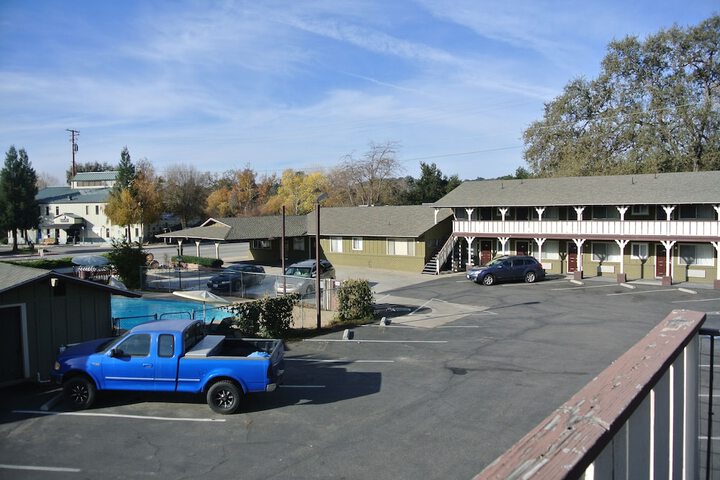 Vino Inn & Suites