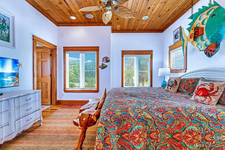 Riverfront Carrabelle Home w / Furnished Patio!