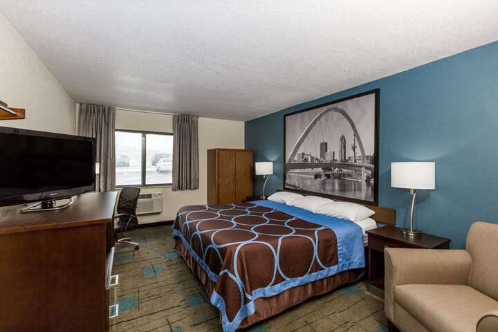 Super 8 by Wyndham Urbandale / Des Moines Area